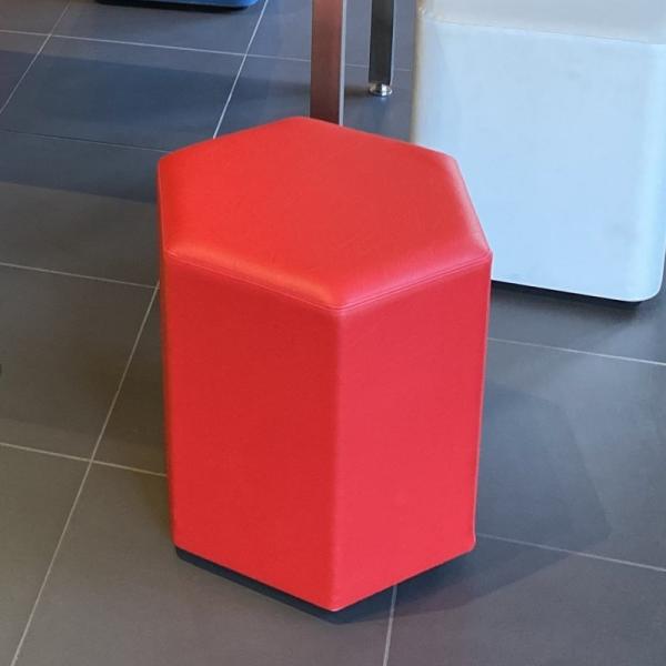 Roter, sechseckiger Hocker.